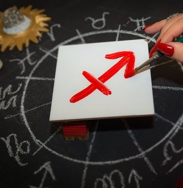 22 Kasım ile 22 Aralık tarihleri arasında doğan Yay, parlak ve iyimser bir kişiliğe sahiptir. Aynı zamanda meraklı bir tiptir. 9 Aralık hangi burç? 9 Aralık tarihinde doğan yay burcudur. Yay burcu çevresinde popülerdir ve aşık olma şansı çok olan bir insan türüdür. Aynı zamanda Yay, yabancı kültürleri ve iklimleri sever. Çok kolaylıkla dil öğrenebilir. Metodik olursa birden fazla dil öğrenebilir. 