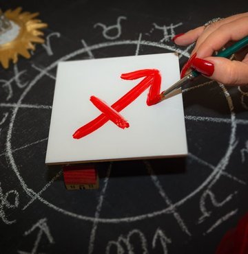 Yaratıcı bir yapıya sahip olan 22 Ağustos burçları, sanatsal ve kültürel faaliyetlere ilgi duyarlar. Kendilerini ifade etme konusunda da oldukça yeteneklidirler. Doğal liderlik yetenekleri sayesinde, iş hayatında da başarılı olabilirler. Peki, 22 Ağustos hangi burç? 22 Ağustos burcu ne? 22 Ağustos yükseleni nedir?