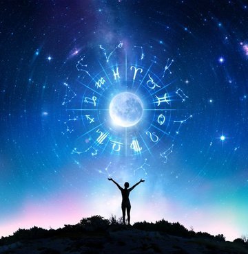İnsanlık için her dönemde astroloji vazgeçilemez bir alan olmuştur. Astrolojinin ilk ortaya çıkışı Mezopotamya’ya kadar uzanmaktadır. O dönemdeki inanışa göre gezegenlerin insan kaderini şekillendiren tanrılar olduğu düşünülüyordu.