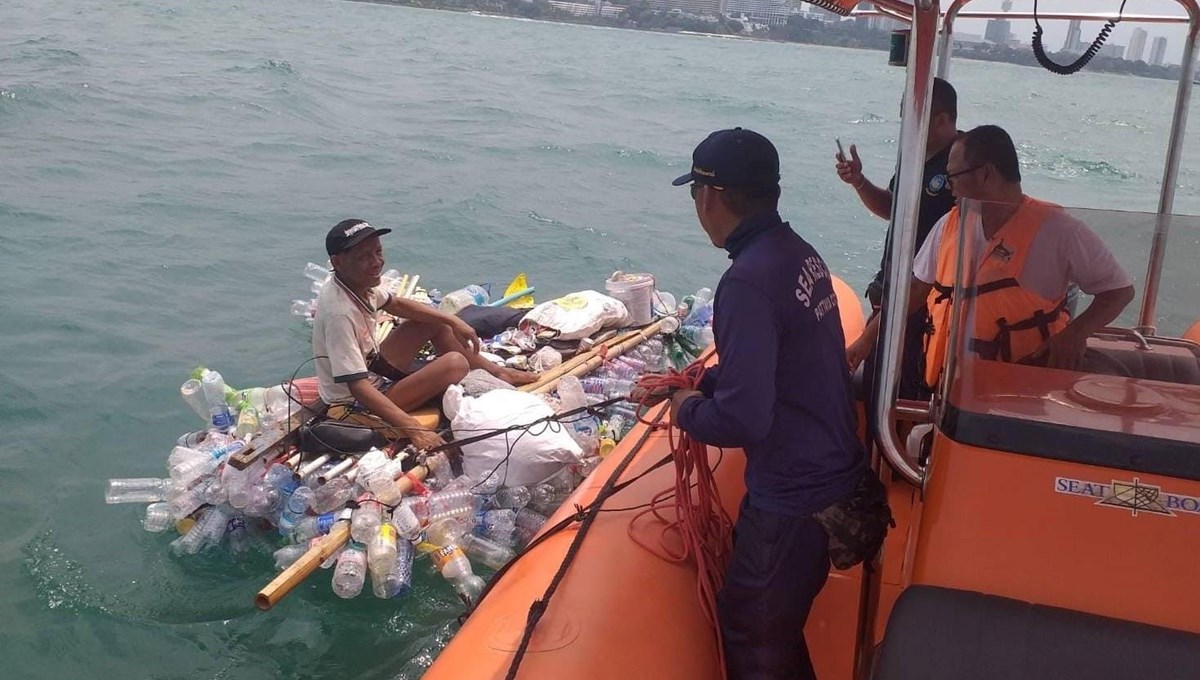 Tayland'da pet şişelerden bot yapan adam denizde mahsur kaldı